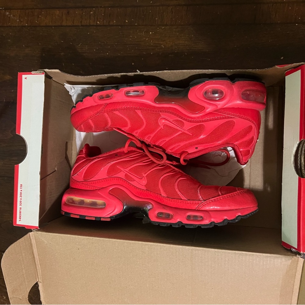 Red Nike vapor max